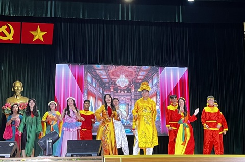 Học sinh Trường chuyên Trần Đại Nghĩa thi diễn nhạc kịch bằng tiếng Anh- Ảnh 5. Học sinh cùng cất vang khúc hát trong vở nhạc kịch "Tấm Cám" - Ảnh: MỸ DUNG