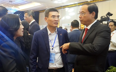 Hết quý 1, Bà Rịa - Vũng Tàu gần đạt kế hoạch thu hút vốn đầu tư cả năm- Ảnh 1. Chủ tịch UBND tỉnh Bà Rịa - Vũng Tàu Nguyễn Văn Thọ (bìa phải) trao đổi với các nhà đầu tư trong nước tại hội nghị công bố quy hoạch, xúc tiến đầu tư - Ảnh: ĐÔNG HÀ