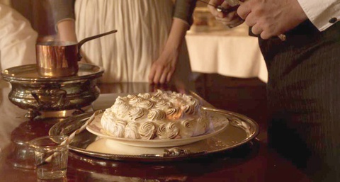 Món Omelette Norvégienne (hay Baked Alaska) trong Muôn vị nhân gian - Ảnh: Curiosa Films Món Omelette Norvégienne (hay Baked Alaska) trong Muôn vị nhân gian - Ảnh: Curiosa Films