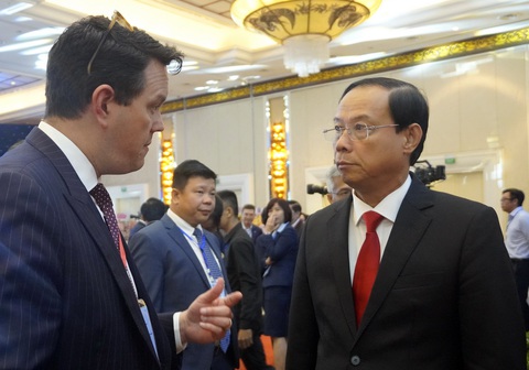 Bí thư Bà Rịa - Vũng Tàu: Dành nguồn lực nâng cao chỉ số hạnh phúc cho người dân- Ảnh 4. Ông Nguyễn Văn Thọ, chủ tịch UBND tỉnh Bà Rịa - Vũng Tàu (phải), trao đổi với nhà đầu tư nước ngoài bên lề hội nghị - Ảnh: ĐÔNG HÀ