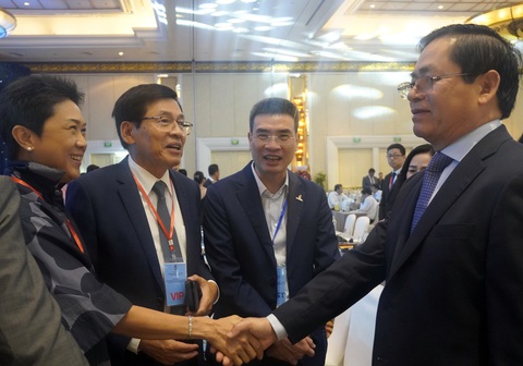 Bí thư Bà Rịa - Vũng Tàu: Dành nguồn lực nâng cao chỉ số hạnh phúc cho người dân- Ảnh 1. Ông Phạm Viết Thanh, bí thư Tỉnh ủy Bà Rịa - Vũng Tàu (bìa phải), gặp gỡ các nhà đầu tư trong và ngoài nước bên lề hội nghị - Ảnh: ĐÔNG HÀ