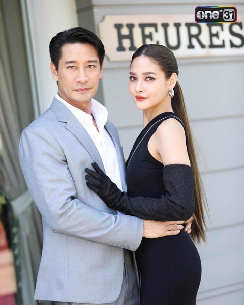 Hai diễn viên chính Pooklook (phải) và Pong Nawat trong phim Yêu chồng bạn thân Hai diễn viên chính Pooklook (phải) và Pong Nawat trong phim Yêu chồng bạn thân