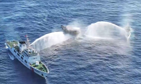 Phun vòi rồng tàu Philippines, Trung Quốc nói Manila 'đóng vai nạn nhân' ở Biển Đông- Ảnh 1. Tàu hải cảnh Trung Quốc phun vòi rồng vào tàu Philippines tại khu vực bãi Cỏ Mây ở Biển Đông vào ngày 5-3 năm nay - Ảnh: VCG
