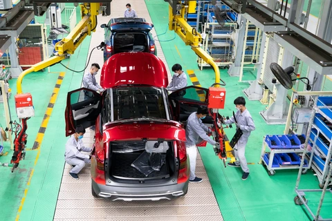 Các công nhân lắp ráp cửa cho dòng xe Kia ở KCN THACO Chu Lai, Quảng Nam - Ảnh: HỮU HẠNH Các công nhân lắp ráp cửa cho dòng xe Kia ở KCN THACO Chu Lai, Quảng Nam - Ảnh: HỮU HẠNH