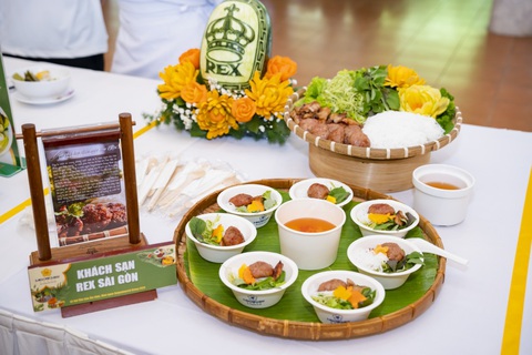 Top 10 món phải thử tại Lễ hội Văn hóa Ẩm thực 2024- Ảnh 5. Món bún chả heo thảo mộc từ khách sạn Rex Sài Gòn