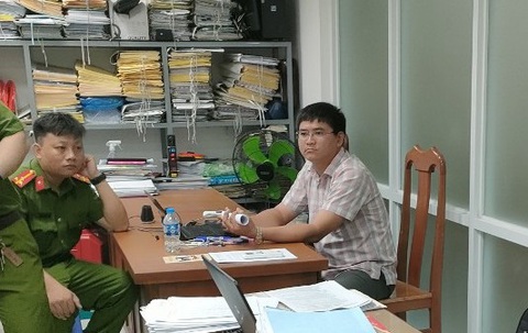 Vì sao nhiều cán bộ, nguyên cán bộ ở Long Xuyên bị bắt?- Ảnh 1. Cơ quan điều tra khám xét nơi làm việc, thi hành lệnh bắt tạm giam bị can Nguyễn Thanh Phong - Ảnh: CTV
