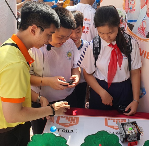 Học sinh Thủ Đức, TP.HCM hồi hộp và thích thú khi trải nghiệm Học sinh trải nghiệm tại ngày hội - Ảnh: H.HG