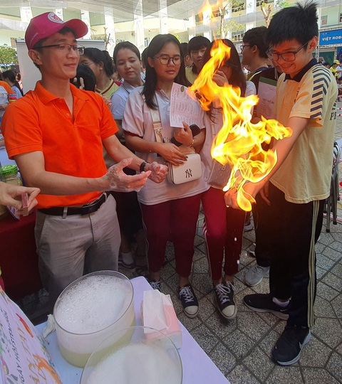 Học sinh Thủ Đức, TP.HCM hồi hộp và thích thú khi trải nghiệm Các học sinh trải nghiệm trò chơi