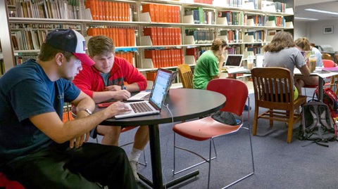 Sinh viên đọc sách ở thư viện Đại học Ole Miss - Ảnh: Ole Miss news Sinh viên đọc sách ở thư viện Đại học Ole Miss - Ảnh: Ole Miss news