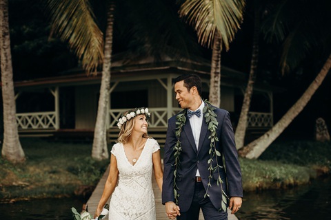 Cặp đôi tình cờ gặp ở sân bay, chuyện tình đẹp mỹ mãn- Ảnh 6. Aaron và Christian kết hôn ở Hawaii, trên đảo Oahu - không xa nơi họ gặp nhau lần đầu ở sân bay - Ảnh: Keani Bakula