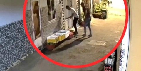 Bắt giữ nhóm đột nhập 7 nhà người dân ở Gò Vấp trộm cắp tài sản- Ảnh 1. Camera ghi lại hình ảnh hai nghi phạm trộm cắp tài sản của một nhà người dân ở quận Gò Vấp rạng sáng 16-3 - Ảnh cắt từ video do công an cung cấp