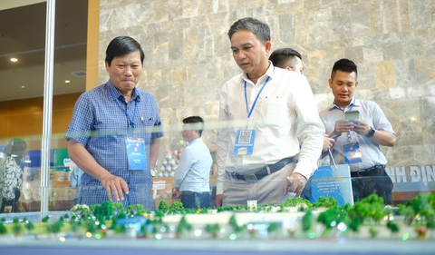 Các đại biểu tìm hiểu đầu tư vào Khu công nghiệp Nhơn Hội, tỉnh Bình Định - Ảnh: TẤN LỰC Các đại biểu tìm hiểu đầu tư vào Khu công nghiệp Nhơn Hội, tỉnh Bình Định - Ảnh: TẤN LỰC