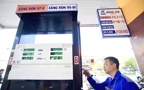 Với việc doanh nghiệp xăng dầu sẽ tự công bố giá được kỳ vọng thúc đẩy thị trường xăng dầu cạnh tranh, người tiêu dùng được hưởng lợi - Ảnh: QUANG ĐỊNH Điều hành giá xăng dầu từ 15h chiều nay - Ảnh: QUANG ĐỊNH