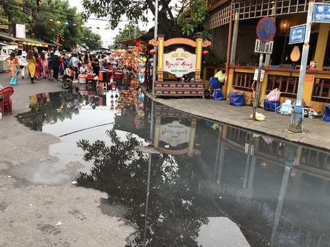 Khó tin cảnh khách lội bì bõm dưới vũng nước thải đen ngòm ở phố cổ Hội An- Ảnh 4. Nước thải đen ngòm ở phố đi bộ Hội An trong nhiều tuần qua - Ảnh: C.T.