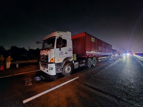 Xe khách tông vào đuôi xe container trên cao tốc TP.HCM - Trung Lương, tài xế kẹt trong cabin- Ảnh 2. Hiện trường vụ tai nạn - Ảnh: C08
