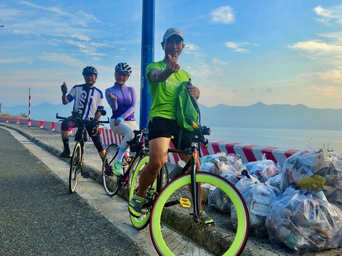 Những người nhặt rác từ biển lên rừng, giúp Nha Trang thêm xanh- Ảnh 9. Các thành viên trong đội đạp xe leo núi sau khi thu gom rác - Ảnh: MINH CHIẾN