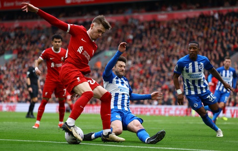 Đánh bại Brighton, Liverpool tạm vươn lên đầu bảng- Ảnh 2. Liverpool (áo đỏ) lội ngược dòng đánh bại Brighton 2-1 ở vòng 30 Premier League - Ảnh: REUTERS
