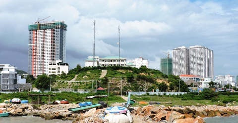 Bốn xã, phường Nha Trang không đạt tiêu chuẩn nhưng không thể sáp nhập, vì sao?- Ảnh 2. Khu đồi La San giáp vịnh Nha Trang tại khu vực Hòn Chồng - Hòn Đỏ thuộc phường Vĩnh Thọ, TP Nha Trang (Khánh Hòa) - Ảnh: PHAN SÔNG NGÂN