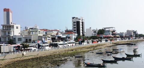 Bốn xã, phường Nha Trang không đạt tiêu chuẩn nhưng không thể sáp nhập, vì sao?- Ảnh 1. Khu vực dọc đường Bờ Kè ven sông Cái thuộc phường Vĩnh Thọ (TP Nha Trang, tỉnh Khánh Hòa) - Ảnh: PHAN SÔNG NGÂN