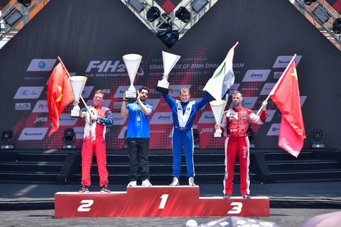 Ban tổ chức trao cup cho người về nhất chặng đua tại Bình Định nội dung thuyền máy cá nhân - Ảnh: BTC Ban tổ chức trao cúp cho người về nhất chặng đua tại Bình Định nội dung thuyền máy cá nhân - Ảnh: BTC
