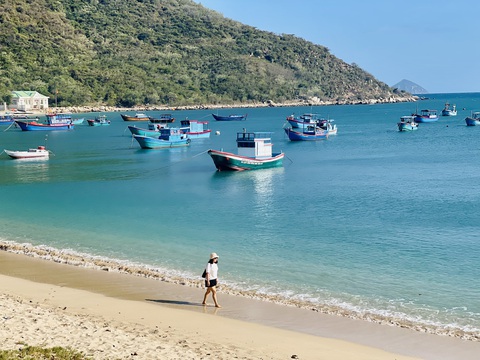 Nét đơn sơ, mộc mạc của làng chài Ninh Vân hớp hồn du khách- Ảnh 5. Bãi biển mang vẻ đẹp tự nhiên ở làng chài Ninh Vân - Ảnh: THIÊN LÊ