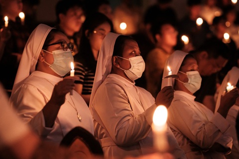 Thế giới rộn rã chào đón Lễ Phục sinh năm 2024- Ảnh 7. Các nữ tu thuộc dòng tu nữ Đa Minh cầm nến Phục sinh ở nhà thờ Thánh Kristoforos, thủ đô Jakarta, Indonesia - Ảnh: AFP