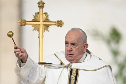 Thế giới rộn rã chào đón Lễ Phục sinh năm 2024- Ảnh 1. Giáo hoàng Francis, người đứng đầu Giáo hội Công giáo, vẩy nước thánh ban phép lành cho những người tham dự Thánh lễ Phục sinh ở quảng trưởng Thánh Peter, Vatican sáng 31-3 - Ảnh: AFP