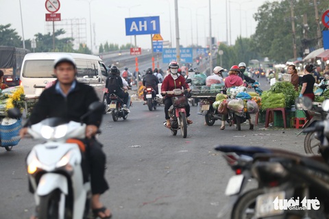 Xe cộ ùn ùn ngược chiều trước chợ đầu mối Thủ Đức, địa phương nói gì?- Ảnh 1. Khu vực trước chợ đầu mối Thủ Đức thường xuyên có xe máy chạy ngược chiều - Ảnh: MINH HÒA