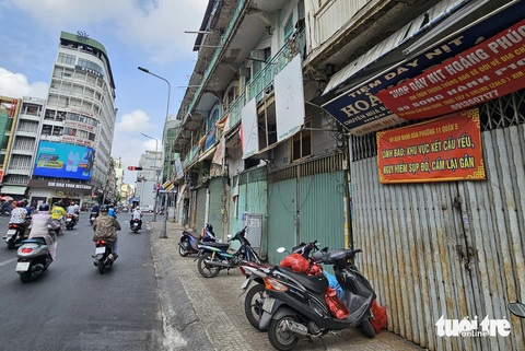 Chung cư cũ 440 Trần Hưng Đạo: Di dời dân đã một năm, vẫn chưa có tiền tháo dỡ- Ảnh 2. Tại chung cư, chính quyền có treo biển cảnh báo nguy hiểm - Ảnh: ÁI NHÂN