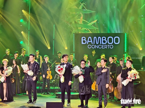 Các nghệ sĩ làm nên chương trình Bamboo Concerto khi chào khán giả - Ảnh: MI LY Các nghệ sĩ làm nên chương trình Bamboo Concerto khi chào khán giả - Ảnh: MI LY