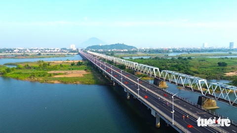 Các vận động viên chạy qua cầu Đà Rằng, đây là cây cầu rất nổi tiếng ở Phú Yên - Ảnh: NGUYỄN HOÀNG Vận động viên chạy qua cầu Đà Rằng, đây là cây cầu rất nổi tiếng ở Phú Yên