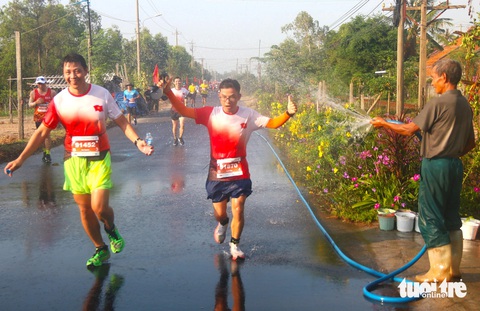 Không chỉ được người dân cổ vũ nhiệt tình, các vận động viên còn được người dân 'tắm' miễn phí - Ảnh: NGUYỄN HOÀNG Không chỉ được người dân cổ vũ nhiệt tình, các vận động viên còn được người dân 'tắm' miễn phí để giải nhiệt, đối phó với thời tiết nắng nóng tại Phú Yên