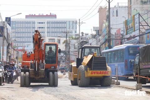 TP.HCM nắng nóng, xe cộ thưa thớt, quán cà phê máy lạnh chật ních người- Ảnh 5. Công nhân thi công trên đường Võ Văn Ngân (Thủ Đức) giữa thời tiết nắng nóng - Ảnh: KHẮC HIẾU