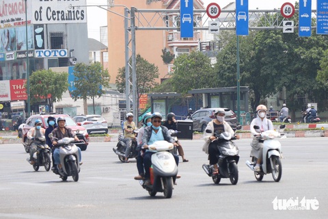 TP.HCM nắng nóng, xe cộ thưa thớt, quán cà phê máy lạnh chật ních người- Ảnh 1. Tại đường Phạm Văn Đồng (khúc giao với Kha Vạn Cân), xe cộ thưa thớt hơn ngày thường - Ảnh: KHẮC HIẾU