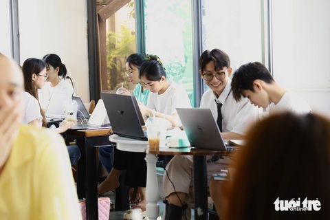 TP.HCM nắng nóng, xe cộ thưa thớt, quán cà phê máy lạnh chật ních người- Ảnh 4. Quán cà phê máy lạnh trở thành nơi trốn nóng với nhiều bạn trẻ - Ảnh: NGỌC QUÝ