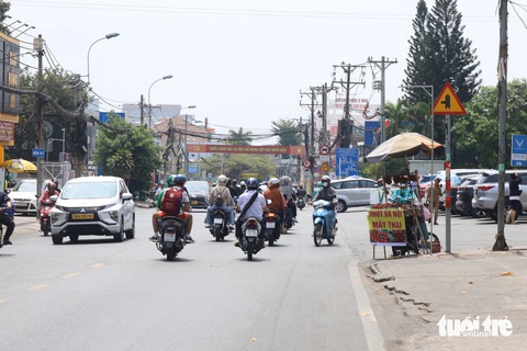 TP.HCM nắng nóng, xe cộ thưa thớt, quán cà phê máy lạnh chật ních người- Ảnh 2. Đường Lê Văn Việt không kẹt xe, trở nên thông thoáng hơn mọi ngày - Ảnh: KHẮC HIẾU
