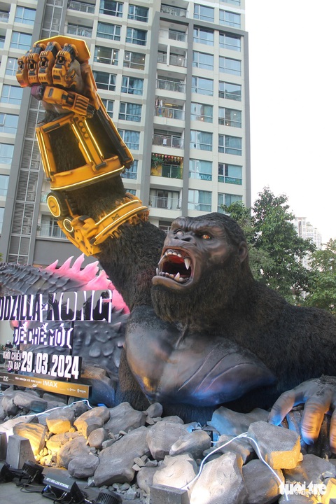 Khi Godzilla x Kong tái xuất, phòng vé chấn động- Ảnh 3. Tượng Kong được nhà phát hành Warner Bros. tái hiện trước Landmark 81 - Ảnh: Tô Cường