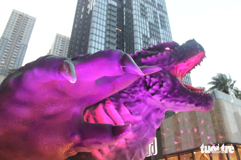 Khi Godzilla x Kong tái xuất, phòng vé chấn động- Ảnh 2. Tượng Godzilla khổng lồ được nhà phát hành đặt trước Landmark 81 để quảng bá cho phim Godzilla x Kong - Ảnh: TÔ CƯỜNG
