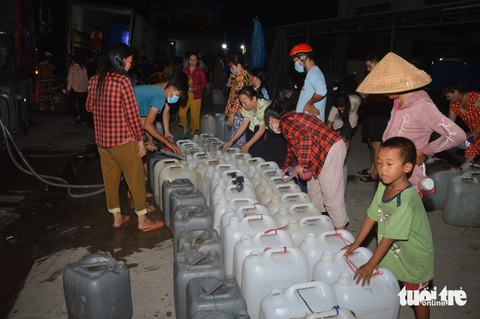 Hàng ngàn người dân trắng đêm hứng nước ngọt tại các vòi nước công cộng- Ảnh 2. Giữa đêm khuya, hàng chục người dân tập trung tại các vòi nước công cộng để hứng về sử dụng - Ảnh: MẬU TRƯỜNG
