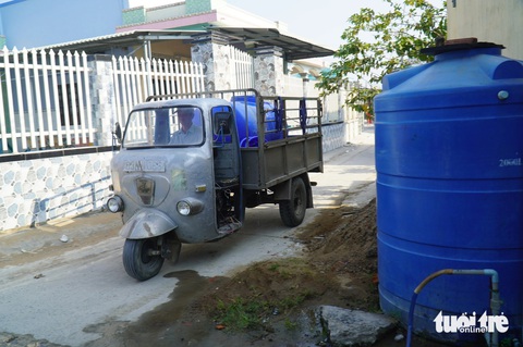 Hàng ngàn người dân trắng đêm hứng nước ngọt tại các vòi nước công cộng- Ảnh 3. Ngoài nguồn nước công cộng miễn phí, tại khu vực các huyện phía đông của tỉnh Tiền Giang đã xuất hiện các xe bán nước ngọt với giá 100.000 đồng/m³ chở đến tận nhà - Ảnh: MẬU TRƯỜNG