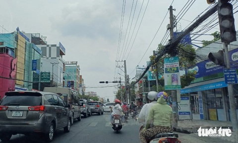 Cúp điện để bảo dưỡng giữa nắng nóng gay gắt, sinh hoạt của người dân bị đảo lộn- Ảnh 1. Ngày 31-3, tín hiệu đèn ở đoạn đường Trần Hưng Đạo giao nhau với đường Lý Thái Tổ nối dài, TP Long Xuyên, An Giang ngừng hoạt động do bị cúp điện, nên giao thông ùn tắc cục bộ - Ảnh: BỬU ĐẤU