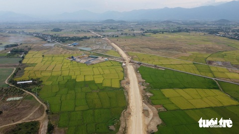 Đề xuất nâng cao tốc Khánh Hòa - Buôn Ma Thuột lên 4 làn xe, có làn dừng khẩn cấp- Ảnh 1. Nhà thầu đang thi công nền đường cao tốc Khánh Hòa - Buôn Ma Thuột - Ảnh: TRẦN HƯỚNG