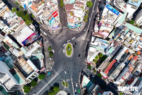Cận cảnh những tượng đài hơn nửa thế kỷ ở TP.HCM sau tu sửa- Ảnh 10. Ngã sáu Phù Đổng (còn gọi là ngã sáu Phù Đổng Thiên Vương hoặc ngã sáu Sài Gòn) là một vòng xoay giao thông ở quận 1, TP.HCM. Đây là giao điểm của sáu con đường, có lưu lượng xe cộ qua lại đông đúc. Ở giữa có một bức tượng Thánh Gióng được dựng vào năm 1966