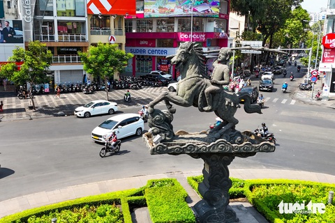 Cận cảnh những tượng đài hơn nửa thế kỷ ở TP.HCM sau tu sửa- Ảnh 11. Nhân vật huyền thoại Thánh Gióng (tức Phù Đổng Thiên Vương) cưỡi ngựa, tay nắm gậy tre
