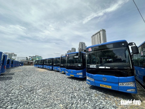Từ 1-4, TP.HCM thay mới xe cho 16 tuyến xe buýt- Ảnh 2. Đoàn xe buýt mới chất lượng cao, trang bị đầy đủ camera, máy bán vé... sẵn sàng đi vào hoạt động - Ảnh: THU DUNG