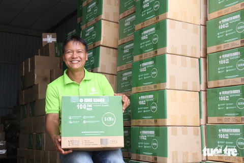 Anh Tuyến với kho chén, đĩa, khay bằng mo cau chờ xuất khẩu sang Hà Lan vào cuối tháng 3-2024 Anh Tuyến với kho chén, đĩa, khay bằng mo cau chờ xuất khẩu sang Hà Lan vào cuối tháng 3-2024