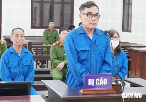 Công ty nhà Đà Nẵng tiếp tục bị tạm giữ 214 tỉ, khắc phục vụ án thất thoát tài sản thế nào?- Ảnh 1. Ông Nguyễn Quang Trung và các thuộc cấp tại phiên tòa ngày 4-1-2024 - Ảnh: ĐOÀN CƯỜNG