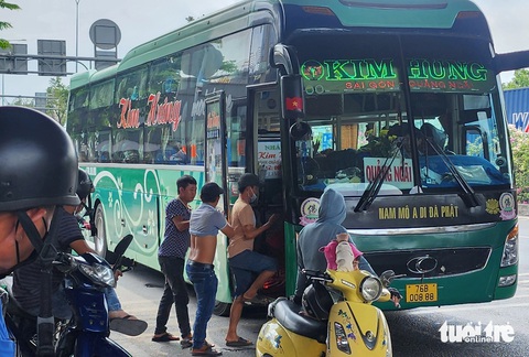 TP.HCM: 'Xe dù' canh cảnh sát, đón khách chớp nhoáng nơi có biển cấm- Ảnh 1. Xe