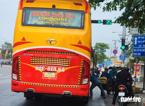 TP.HCM: 'Xe dù' canh cảnh sát, đón khách chớp nhoáng nơi có biển cấm- Ảnh 2. Xe khách giường nằm đón khách sai quy định tại ngã tư quốc lộ 1 - đường 17, phường Linh Trung chiều 31-3 - Ảnh: MINH HÒA