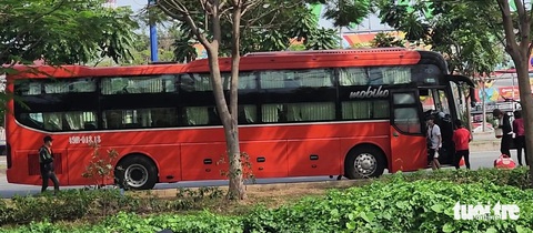 TP.HCM: 'Xe dù' canh cảnh sát, đón khách chớp nhoáng nơi có biển cấm- Ảnh 3. Một xe khách giường nằm trả khách sai quy định trước khu du lịch Suối Tiên (TP Thủ Đức) chiều 31-3 - Ảnh: MINH HÒA